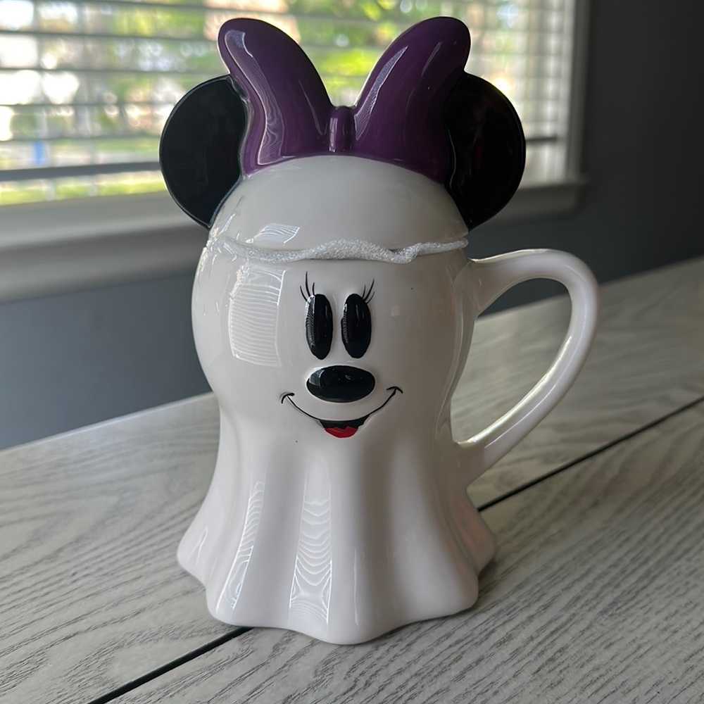 Disney Halloween Minnie Mouse white ghost coffee mug with top!